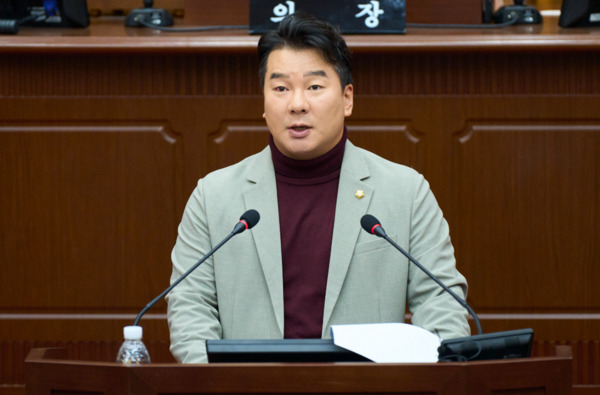 대전 서구의회는 지난 13일 더불어민주당 강정수 의원이 제293회 제2차 정례회 제1차 본회의에서 '어르신 야외활동의 안전 관리 강화 제안'을 주제로 5분 자유발언을 진행했다고 밝혔다. / 대전 서구의회 제공