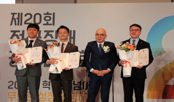 소상공인시장진흥공단은 지난 13일 코엑스 마곡에서 개최된 제20회 전국장애경제인대회에서 '장애인기업 서포터 유공' 공공구매 유공기관 부문 중소벤처기업부 장관 표창을 수상했다고 밝혔다(사진 왼쪽에서 첫 번째 소진공 도준환 경영지원실장). / 소상공인시장진흥공단 제공