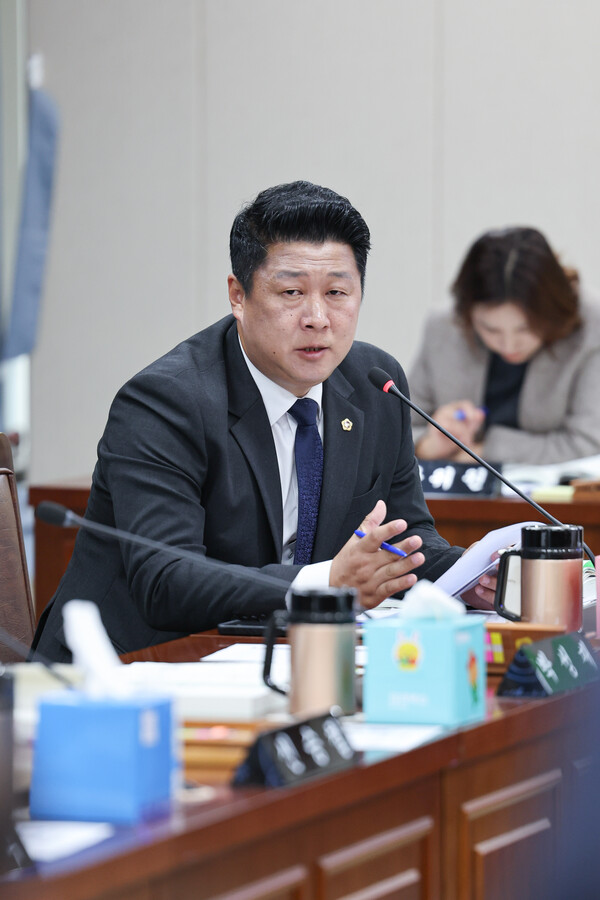 전남도의회 김주웅 의원이 최근 열린 농업기술원 행정사무감사에서 질의하고 있다./전남도의회 제공