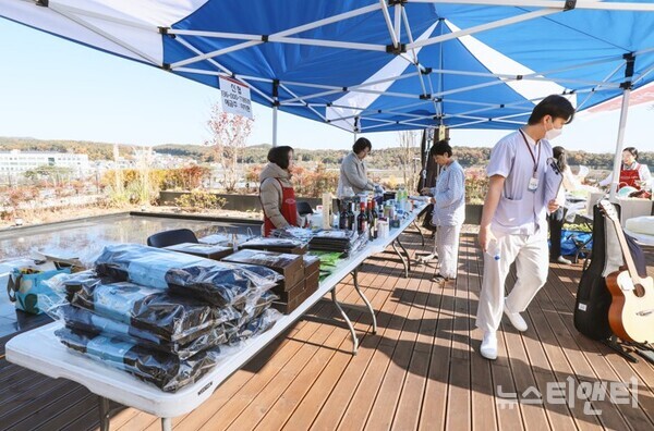 ‘2025 사랑의 바자회’ 현장 / 유성선병원 제공