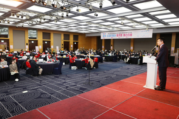 충북교육청 직속기관 교육연구정보원은 14일부터 15일까지 양일 간 엔포드호텔에서 도내 초·중·고등학교 51개 팀 약 180여 명이 참가한 2025. 제10회 충북소프트웨어해커톤을 개최한 가운데, 윤건영 교육감이 인사말을 하고 있다. / 충북교육청 제공