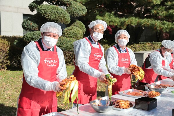 해남군이 14일 안양시청에서 사랑의 김장김치 나눔 행사가 열었다./해남군 제공