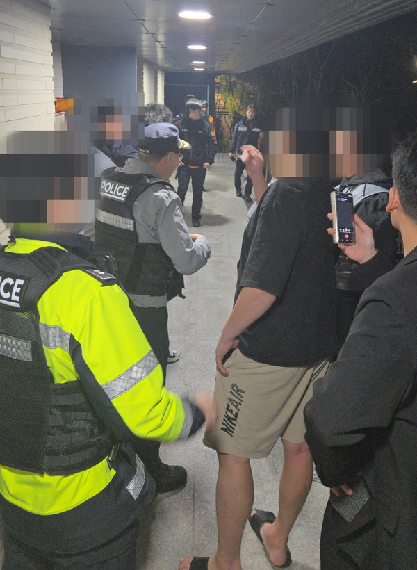 '죽전테라스앤139' 단지 내 갈등이 격화하며 현장에 경찰이 출동, 관계자들과 대치하고 있다. / 뉴스티앤티