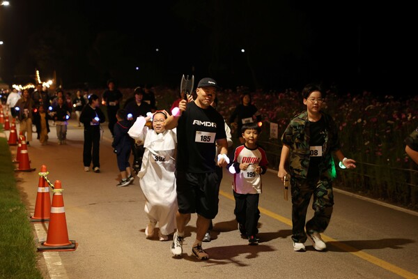 J-라이트 런 참가자들이 군복.소복. 소품 등을 입고 분장한채 달리고 있는 모습/장성군 제공