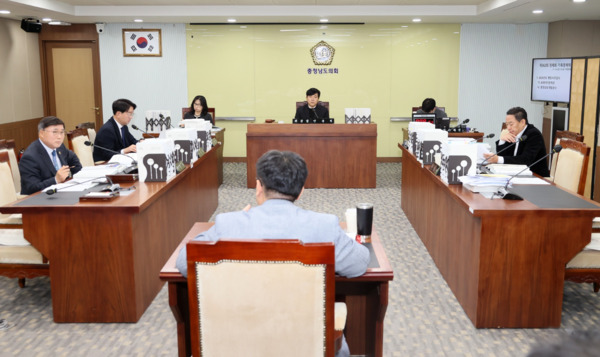 충남도의회 기획경제위원회는 14일 AI데이터정책관과 충청남도개발공사에 대한 2025년도 행정사무감사를 실시했다고 밝혔다. / 충남도의회 제공