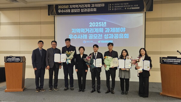 시흥시가 지난 11월 13일 '지역 먹거리계획 과제분야 우수사례 공모전'에서 '학교급식 예비식 기부사업'으로 최우수상을 수상한 뒤 관계자들이 기념 촬영을 하고 있다. / 시흥시청 제공