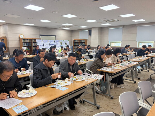 12일 시흥시농업기술센터에서 열린 '쌀 품종 전환을 위한 식미 평가회'에서 농업인과 관계자들이 기후변화에 대응할 8개 쌀 품종을 시식하며 평가하고 있다. / 시흥시청 제공