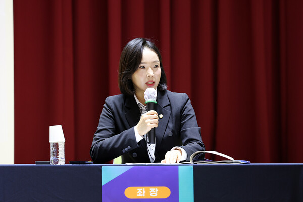 시흥시의회 김수연 의원이 '물왕호수를 위한 정책토론회'에서 좌장을 맡아 토론을 진행하고 있다. / 시흥시의회 제공
