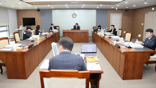 충남도의회 보건복지환경위원회는 14일 산림자원연구소·환경산림국에 대한 2025년도 행정사무감사를 실시했다고 밝혔다. / 충남도의회 제공