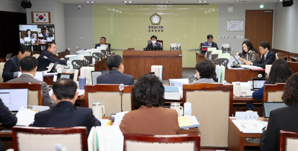 충남도의회 교육위원회는 14일 당진·청양·예산·태안 4개 교육지원청을 대상으로 2025년도 행정사무감사를 실시하고, 인성교육 및 학교폭력 대응 등 주요 교육 현안 전반을 점검했다고 밝혔다. / 충남도의회 제공