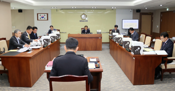 충남도의회 건설소방위원회는 14일 충남도 소방본부를 대상으로 제362회 정례회 2025년도 행정사무감사를 실시하고, 도민 안전을 위한 신속·정밀한 소방 대응체계 구축을 강도 높게 주문했다고 밝혔다. / 충남도의회 제공