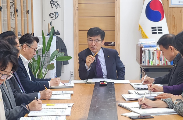 윤건영 충북교육감은 14일 기획회의에서 대학수학능력시험을 마친 고3 학생들의 꼼꼼한 진학 준비와 안정적인 학교생활을 위한 다각적인 지원책을 추진한다고 밝혔다. / 충북교육청 제공