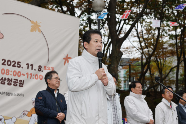 종로구의회는 지난 8일 정재호 의원이 삼청공원에서 열린 '제82회 반려견과 함께하는 종로건강걷기대회'에 참석하여 주민들과 소통하며 뜻깊은 시간을 가졌다고 밝혔다. / 정재호 의원 제공