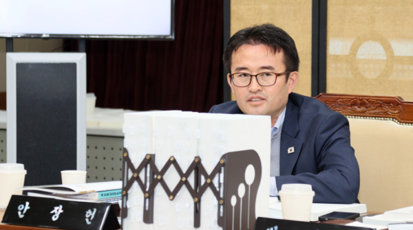 충남도의회는 지난 10일 더불어민주당 안장헌 의원이 기획조정실 2025년도 행정사무감사에서 김태흠 지사의 국정감사 수감 태도에 우려를 표하며, "국비 확보와 지역 현안 해결이 산적해 있는 상황에서 도민들이 오히려 도정을 걱정하는 상황이라"고 지적했다. / 안장헌 의원 제공