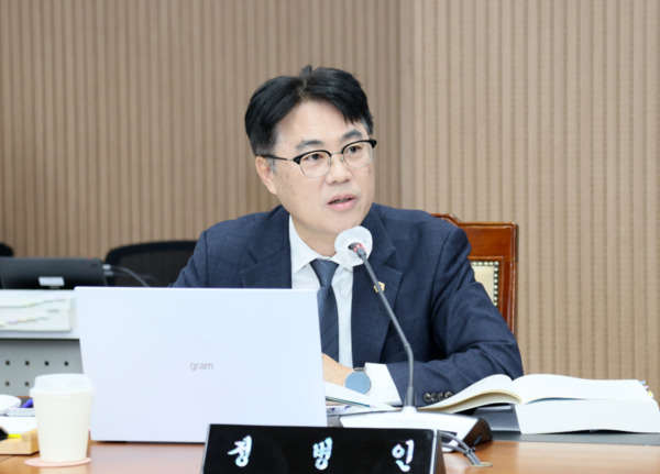 충남도의회는 지난 13일 더불어민주당 정병인 의원이 제362회 정례회 보건복지국 2025년도 행정사무감사에서 닥터헬기 운영의 실효성을 높이기 위해 충청남도의 적극적인 행정적 대응 필요성을 지적했다고 밝혔다. / 정병인 의원 제공