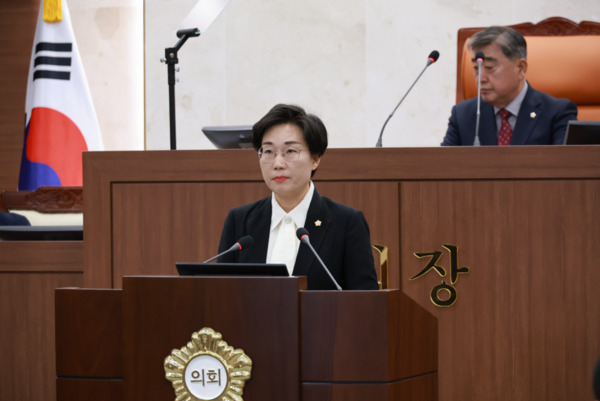 서천군의회는 14일 김아진 부의장이 제336회 임시회 제2차 본회의에서 5분 자유발언을 통해 오는 11월 28일부터 시행되는 '신에너지 및 재생에너지 개발·이용·보급 촉진법' 개정안에 따라 공영주차장에 신재생에너지 설비 설치가 의무화되는 만큼 서천군이 법 시행에 앞서 선제적 대응을 강조했다고 밝혔다. / 김아진 부의장 제공