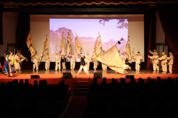 계룡시는 지난 14일 제32보병사단과 함께 제1회 계룡시립예술단 정기공연을 사단 대강당에서 성황리에 개최했다고 밝혔다. 사진은 왕대리락 공연 모습 / 계룡시청 제공