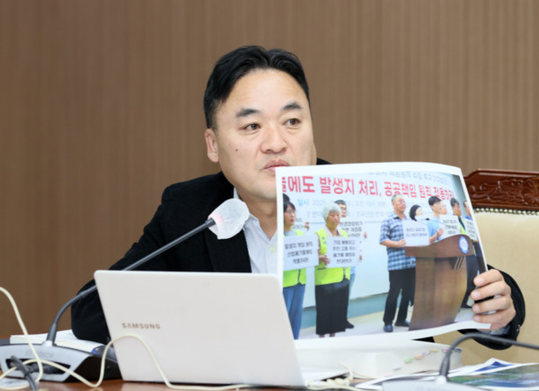 충남도의회는 지난 14일 국민의힘 박정수 의원이 충남도 환경산림국 2025년도 행정사무감사에서 "천안이 수도권의 쓰레기 처리장으로 전락하고 있다"며, 도 차원의 관리 대책 마련을 강력히 촉구했다고 밝혔다. / 박정수 의원 제공