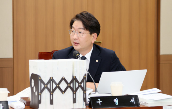 충남도의회는 지난 12일 더불어민주당 구형서 의원이 산업경제실 소관 2025년도 행정사무감사에서 "충남국제전시컨벤션센터의 개관이 2년도 채 남지 않았지만, 운영주체조차 정해지지 않았다"며, 충남도의 준비 부족과 늑장행정을 강하게 질타했다고 밝혔다. / 구형서 의원 제공