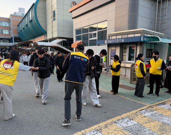 충남사회서비스원 청소년상담복지센터는 지난 13일 대학수학능력시험을 맞아 온양고등학교를 비롯한 4개 수험장 인근에서 '2025년 청소년전화1388 수능캠페인'을 실시했다고 밝혔다. / 충남사회서비스원 제공