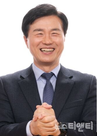 성광진 대전교육연구소 소장은 오는 26일 오후 7시 대전 기독교연합봉사회관 2층 연봉홀에서 '진짜 대전교육, 준비된 동행' 북콘서트를 개최할 예정이라고 밝혔다. / 뉴스티앤티 DB