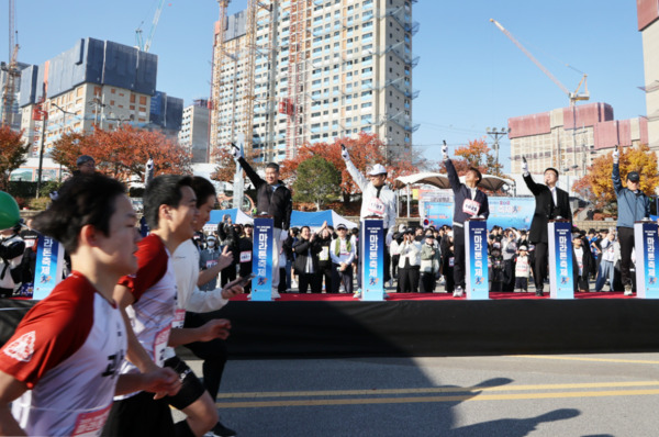 충북교육청은 15일 청주 무심천 일원에서 ‘함께 뛰고, 함께 성장해요!’를 주제로 2025 충북형 몸활동 포(4)유 마라톤 축제를 성공적으로 개최한 가운데, 윤건영 교육감을 비롯한 내빈들이 출발총성을 준비하고 있다. / 충북교육청 제공