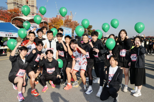 충북교육청은 15일 청주 무심천 일원에서 ‘함께 뛰고, 함께 성장해요!’를 주제로 2025 충북형 몸활동 포(4)유 마라톤 축제를 성공적으로 개최한 가운데, 윤건영 교육감이 괴산고 학생들과 기념촬영을 하고 있다. / 충북교육청 제공