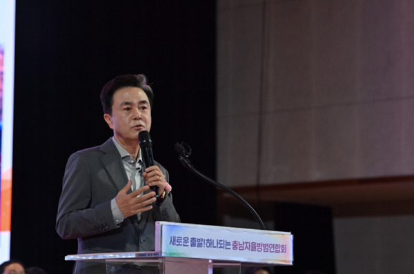 김태흠 충남지사는 15일 청양군민체육관에서 열린 ‘제17회 범죄예방 결의대회 및 한마음 체육대회’에 참석해 충청남도 자율방범연합회의 노고를 격려하고 감사를 전한 가운데, 김태흠 지사가 인사말을 하고 있다. / 충남도청 제공