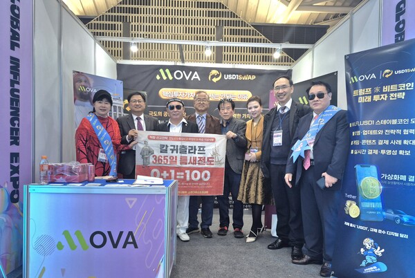 'MOVA USD1 SWAP' 부스 관계자들이 기념 촬영을 하고 있다. / 성공리마을 제공