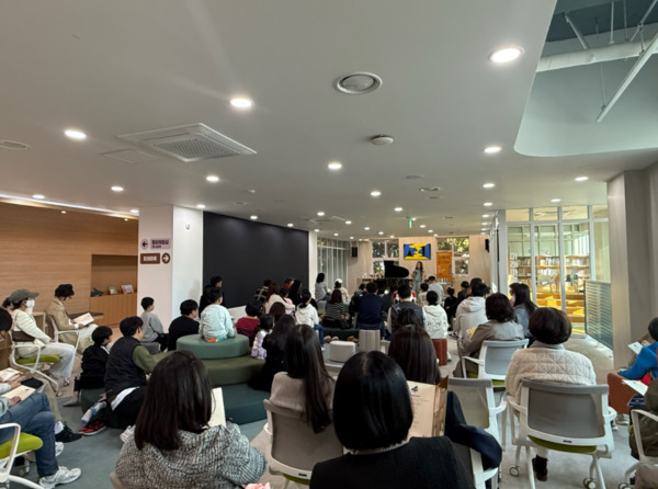 충북교육청 직속기관 교육도서관은 15일 도서관에서 책과 함께하는 감성 음악회 힐링 북 콘서트–오후의 피아노를 개최했다고 밝혔다. / 충북교육청 제공