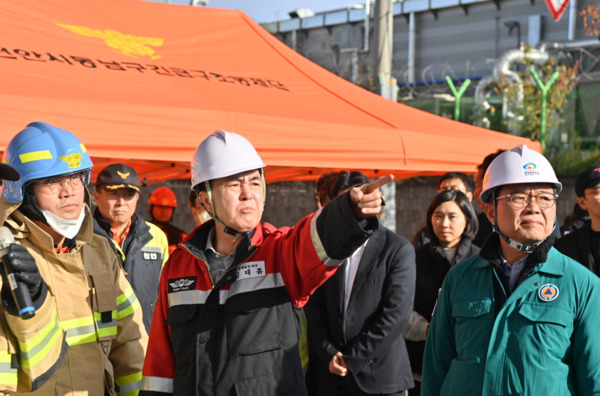김태흠 충남지사는 15일 천안시 동남구 풍세산업단지 내 이랜드패션 물류센터에서 대형 화재가 발생 현장을 찾아 화재 진압 상황을 점검한 가운데, 김태흠 지사가 소방관계자에게 화재현장을 가리키며 질의를 하고 있다. / 충남도청 제공