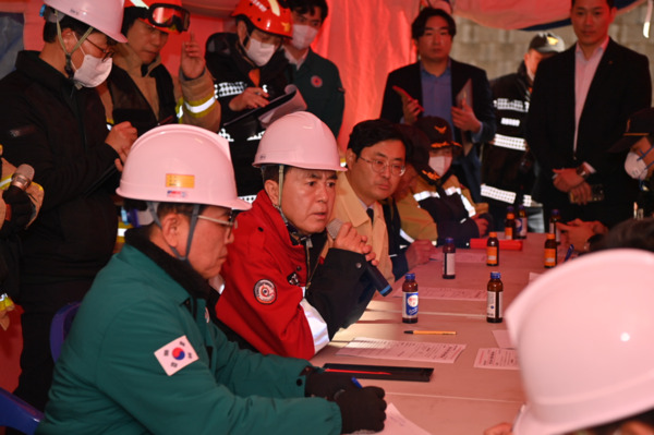 김태흠 충남지사는 15일 천안시 동남구 풍세산업단지 내 이랜드패션 물류센터에서 대형 화재가 발생 현장을 찾아 화재 진압 상황을 점검한 가운데, 김태흠 지사가 회의를 진행하고 있다. / 충남도청 제공