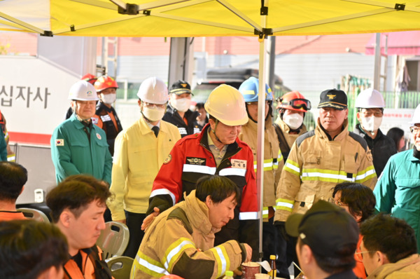 김태흠 충남지사는 15일 천안시 동남구 풍세산업단지 내 이랜드패션 물류센터에서 대형 화재가 발생 현장을 찾아 화재 진압 상황을 점검한 가운데, 김태흠 지사가 소방대원들을 격려하고 있다. / 충남도청 제공