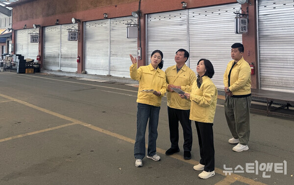 장수군 이정우 부군수가 겨울철 대설 및 한파로 인한 자연재난을 예방하기 위한 재해우려지역 현장점검을 실시하고 있다. / 장수군 제공