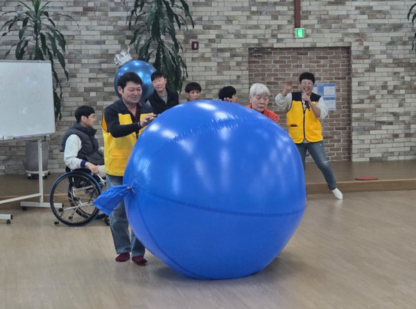 국제로타리 3620지구 천안선행 로타리클럽은 15일 천안시 북면 소재 중증장애인 거주시설인 구산원 3층 대강당에서 명랑운동회 봉사활동을 전개했다고 밝혔다. / 국제로타리 3620지구 천안선행로타리클럽 제공