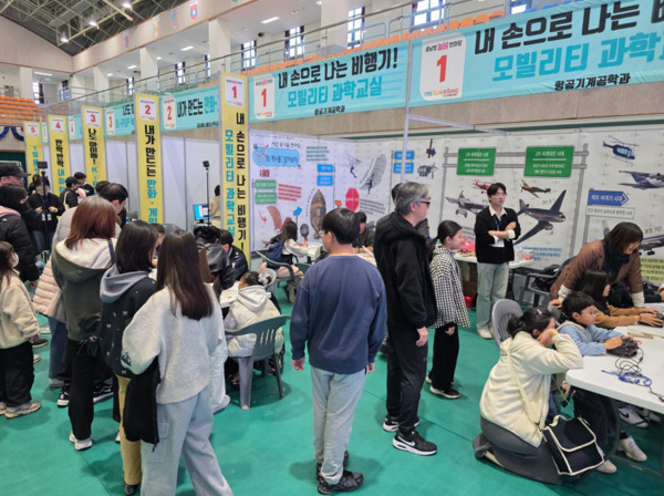 충남교육청은 15일 한서대학교 영암체육관(서산)에서 충남 서북부권 학생과 보호자를 위한 교육체험 축제인 ‘2025 충남 대학연계 늘봄 캠프’를 개최했다고 밝혔다. / 충남교육청 제공