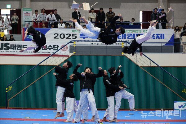 제21회 무주 웰빙태권도 축제 우석대태권도시범단 (2025 11 15) / 무주군 제공