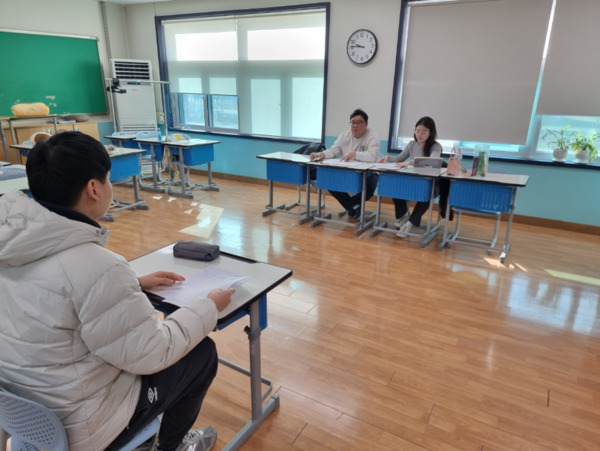 충북교육청은 16일 산남고등학교와 충주예성여자고등학교에서 2026 수시 대비 3차 제시문 모의면접을 실시했다고 밝혔다. / 충북교육청 제공