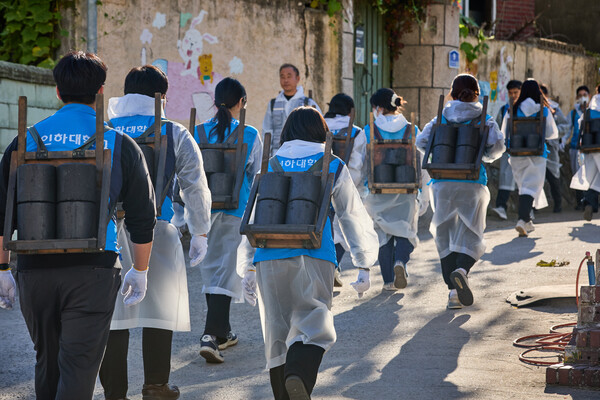 ‘대한민국 1도 올리기, 사랑의 연탄 나눔’ 행사 참여자들이 연탄을 배달하고 있다.
