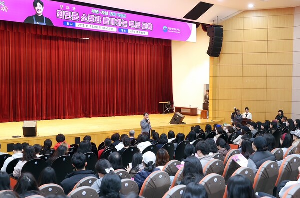 대전 서구는 구청 일원에서 열린 ‘함께 크는 서구, 부모 자녀 양육 박람회’가 800여 명이 참여한 가운데 성황리에 막을 내렸다고 17일 밝혔다. / 대전 서구 제공