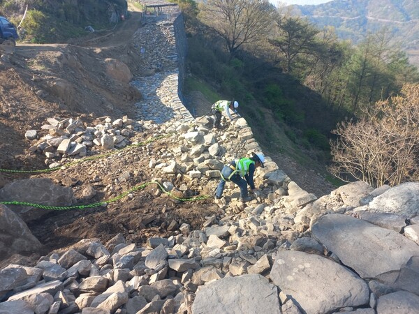 대전시는 폭우로 붕괴됐던 계족산성의 서문지 북측 구간 보수공사를 본격적으로 재개한다고 17일 밝혔다. (사진=계속산성 성곽 보수공사 현장 모습 / 대전시 제공)
