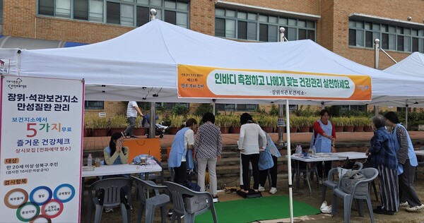 성북구가 지역 행사장에서 ‘찾아가는 건강상담실’을 운영하며 주민들에게 인바디 측정과 만성질환 검진을 제공하고 있는 모습. / 성북구청 제공