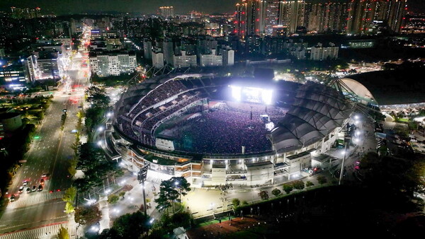 공연 열기로 가득찬 고양종합운동장 전경 / 고양시
