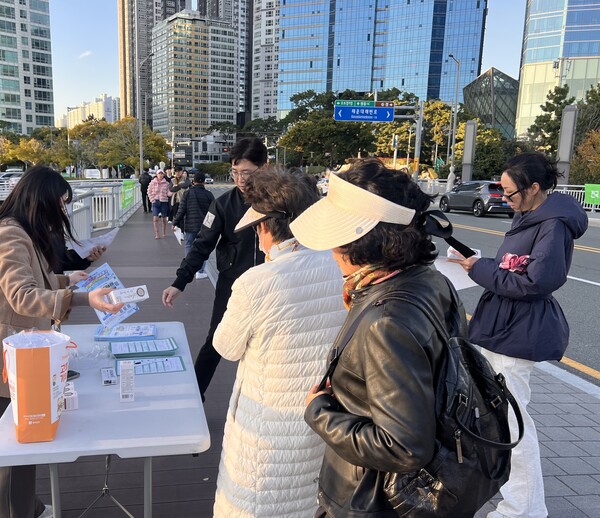 부산 불꽃축제서 전남 사랑애 서포터즈 홍보 모습/전남도 제공