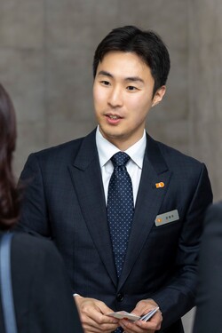 전병우 삼양식품 전무가 지난 6월 밀양 제2공장 준공식에서 해외 바이어들을 만나고 있다