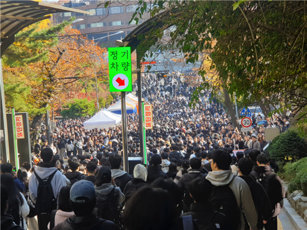 지난 16일(일) 진행된 ‘2026학년도 동국대학교 수시모집 논술고사’를 위해 학교를 찾은 학생과 학부모들