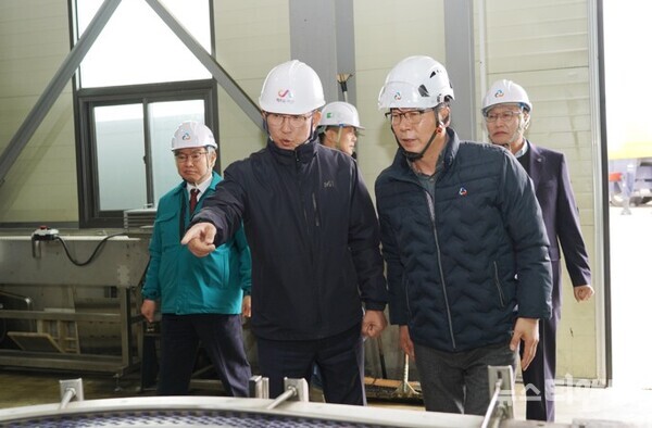이완섭 서산시장(왼쪽)태경케미칼㈜ 방문 현장 / 서산시 제공