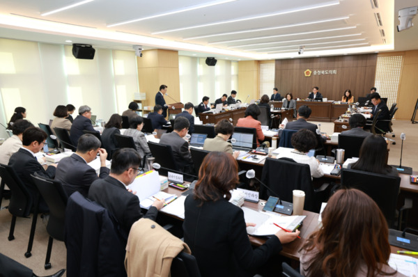 충북도의회 교육위원회는 17일 제430회 정례회 제1차 회의를 개최하고, 교육감 제출 조례안 2건과 2025년도 제2회 충청북도교육비특별회계 예산안 등 총 6개 안건을 심사했다고 밝혔다. / 충북도의회 제공