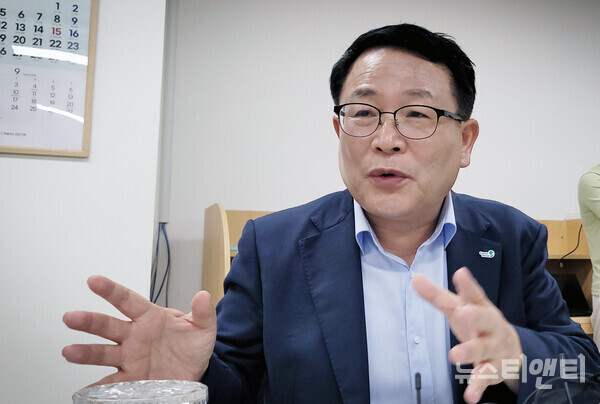 정헌율 시장은 시청 기자실에서 간담회를 갖고 있다. (2025 08 13) / 뉴스티앤티 ⓒ조주연 기자