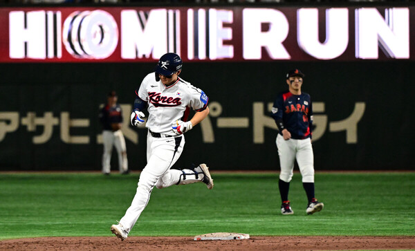 16일 도쿄돔에서 열린 한일전에서 9회 동점 홈런을 기록한 김주원이 베이스를 돌고 있다. / KBO